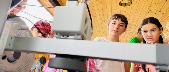Peste 1500 de copii din 33 de comunități descoperă magia științelor prin a doua ediție a programului Școli de Vară STEAM