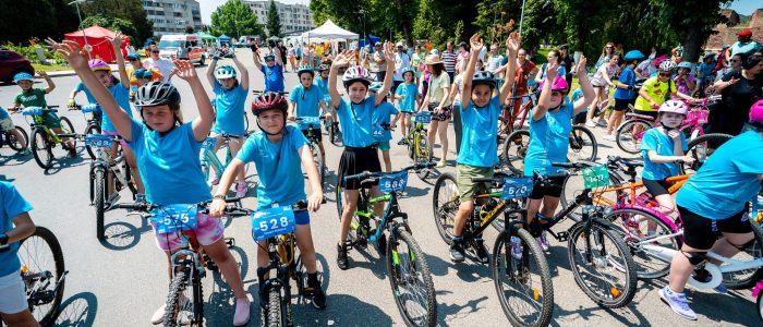 Evenimentele sportive ale fundațiilor comunitare au mobilizat peste 22.000 de oameni și 2 milioane lei în prima parte a anului. Seria continuă în această toamnă în 6 comunități